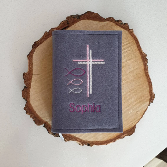 Gotteslobhülle aus Filz mit einem Kreuz, mit Wunschnamen personalisierbar Gotteslobhülle aus Filz mit einem Kreuz, mit Wunschnamen personalisierbar